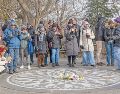 Seguidores de John Lennon se reúnen en Strawberry Fields para rendir homenaje al músico en el 45 aniversario de su muerte. EFE