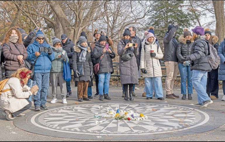 Seguidores de John Lennon se reúnen en Strawberry Fields para rendir homenaje al músico en el 45 aniversario de su muerte. EFE