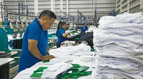 Producción en marcha en las nuevas instalaciones de Lazzar Uniformes en Guadalajara. EL INFORMADOR/ J. Acosta