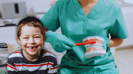 La SEP ha revelado el número de niños en las escuelas de México que requieren visitar a un dentista. ESPECIAL / CANVA