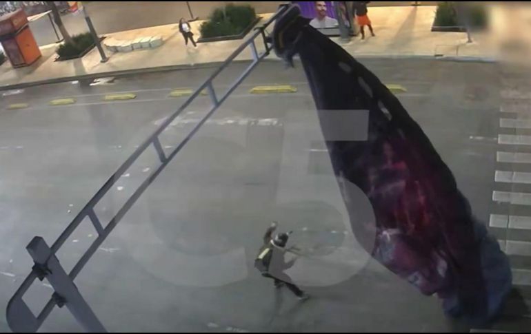 La imagen del paracaídas colgado en plena avenida se volvió uno de los momentos más comentados del día en la capital. ESPECIAL