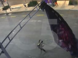 La imagen del paracaídas colgado en plena avenida se volvió uno de los momentos más comentados del día en la capital. ESPECIAL