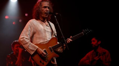 Robe Iniesta forjó una exitosa carrera de más de 30 años en la música. EFE/J. Diges