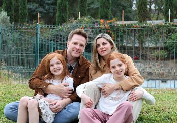 Giovanni Gerini, Andrea Behn, Tessa y Kiara Gerini Behn. GENTE BIEN JALISCO / Revista del 12 de diciembre 2025