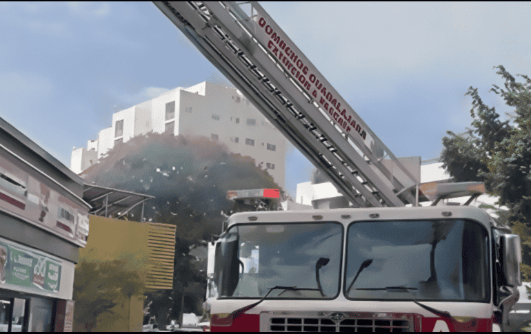 Hasta ahora no se reportan personas lesionadas, mientras tanto otras más fueron evacuadas del lugar. X / Protección Civil y Bomberos Guadalajara