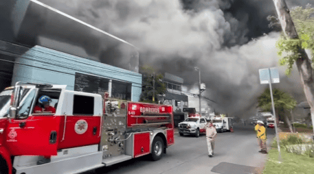 Primeras imágenes del incendio en un bar de Providencia, Guadalajara. FB / Protección Civil y Bomberos de Guadalajara