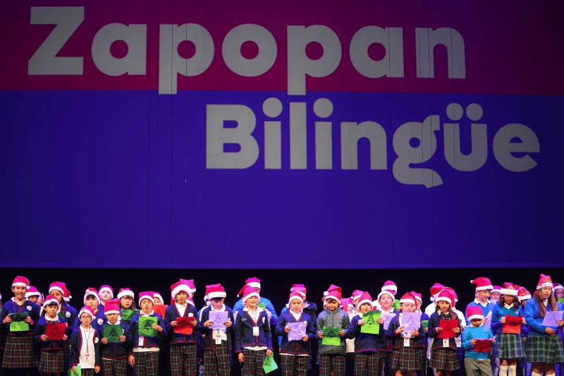 Mas de seis mil zapopanos ya hablan ingles con la graduación de la sexta generación de Zapopan Bilingüe. EL INFORMADOR/ A. Navarro.