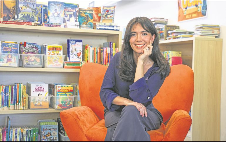 Georgina Guillén, communication designer de la ASFG, detalla el trabajo de las bibliotecas. EL INFORMADOR / J. Acosta