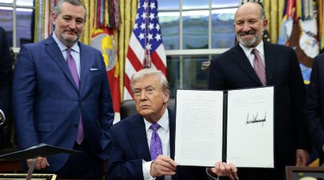 El anuncio, hecho desde el Despacho Oval, tiene como propósito fortalecer la política económica de Estados Unidos enfocada en la inteligencia artificial. EFE/ S. THEW