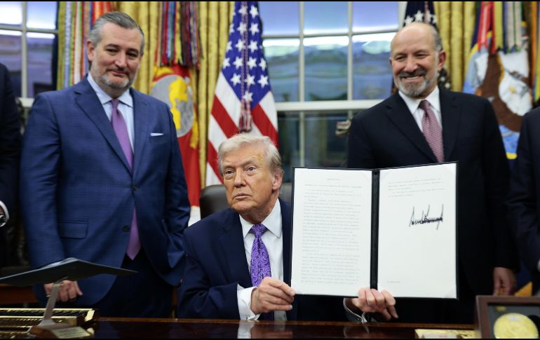 El anuncio, hecho desde el Despacho Oval, tiene como propósito fortalecer la política económica de Estados Unidos enfocada en la inteligencia artificial. EFE/ S. THEW