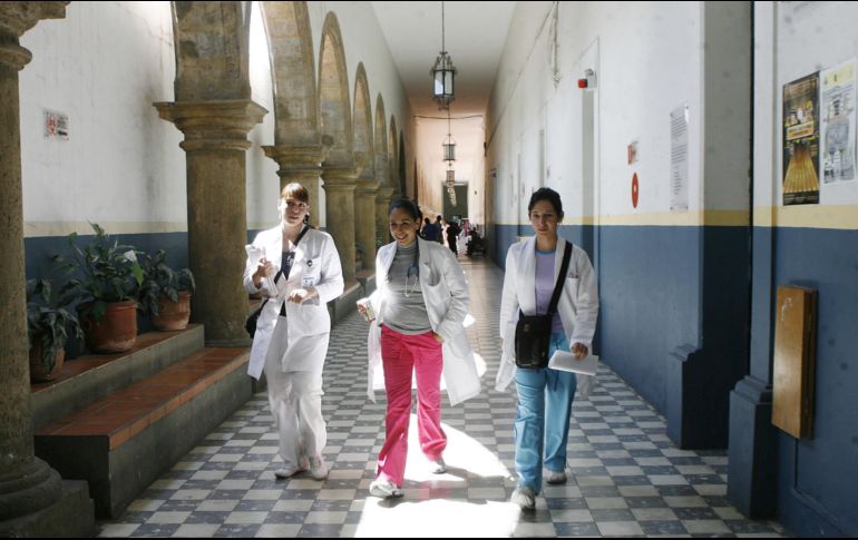 Uno de los proyectos más relevantes es la creación de la Red de Hospitales-Escuela, una colaboración entre el Gobierno del Estado y la Universidad de Guadalajara (UdeG). EL INFORMADOR/Archivo