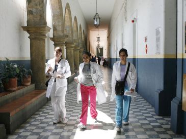 Uno de los proyectos más relevantes es la creación de la Red de Hospitales-Escuela, una colaboración entre el Gobierno del Estado y la Universidad de Guadalajara (UdeG). EL INFORMADOR/Archivo