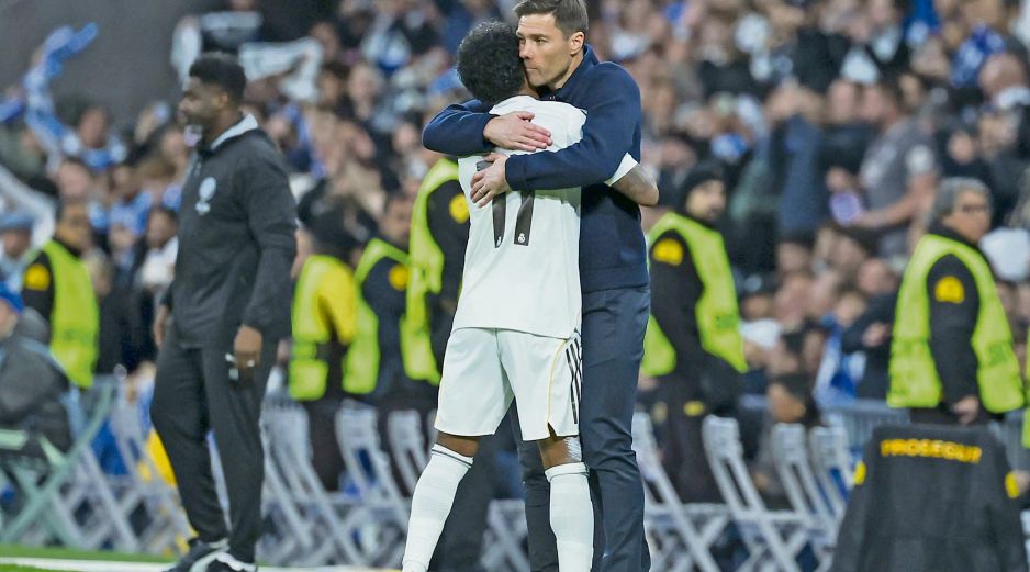 Rodrygo celebró su gol ante los Citizens abrazando a su técnico. EFE/K. Huesca