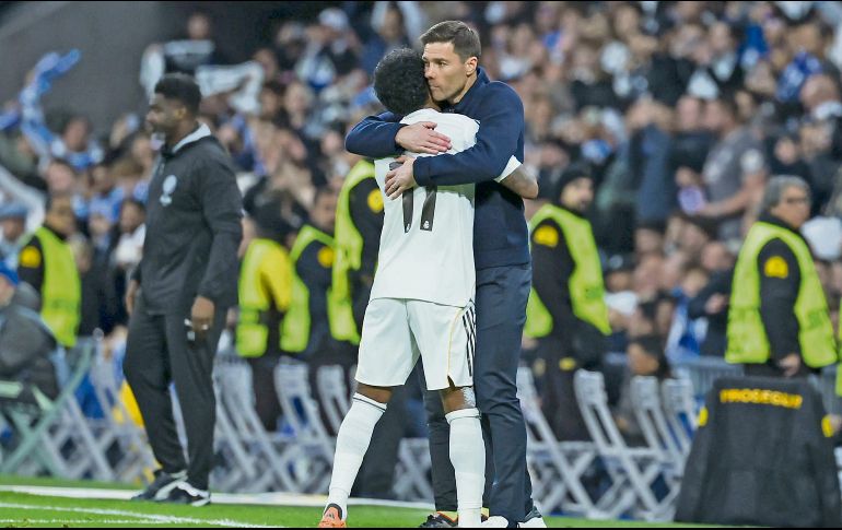Rodrygo celebró su gol ante los Citizens abrazando a su técnico. EFE/K. Huesca