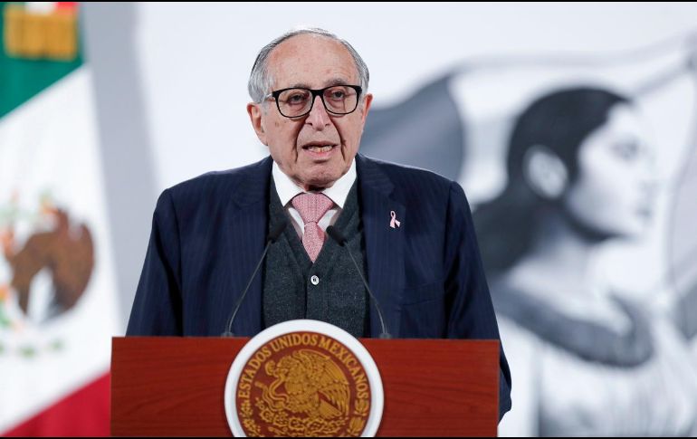 El secretario de Salud, David Kershenobich, habla en una rueda de prensa en el Palacio Nacional. EFE/I. Esquivel