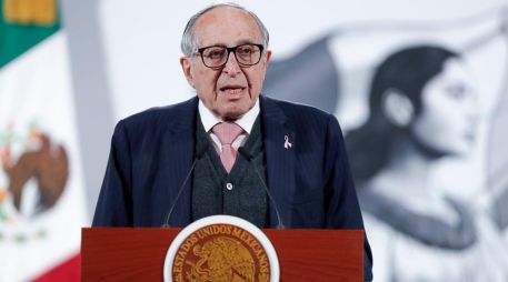 El secretario de Salud, David Kershenobich, habla en una rueda de prensa en el Palacio Nacional. EFE/I. Esquivel