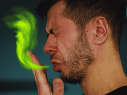 El mal aliento usualmente está relacionado con una mala higiene oral. ESPECIAL / CANVA