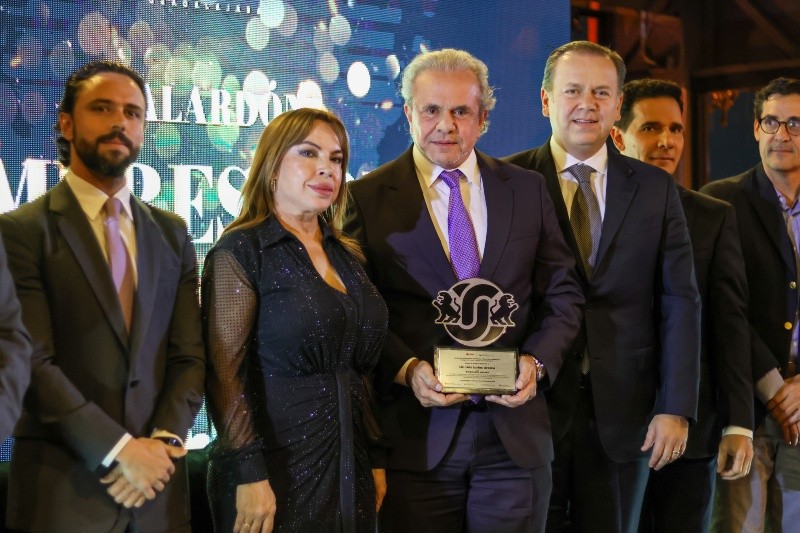 El acto estuvo presidido por Javier Arroyo Navarro, presidente de la Cámara de Comercio de Guadalajara, y Luis Enrique Anguiano Orozco, titular de la Delegación Centro Histórico. CORTESÍA