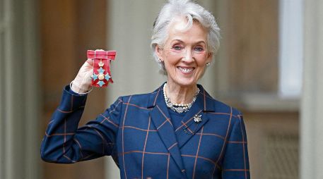 Joanna Trollope posa con su medalla tras ser nombrada Comandante de la Orden del Imperio Británico por sus servicios a la literatura, en el Palacio de Buckingham, en Londres. AFP