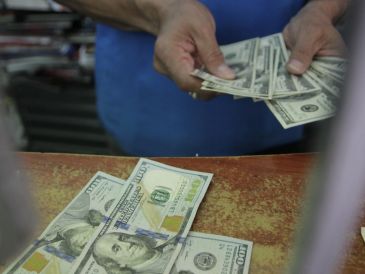 Algunas previsiones sitúan al dólar en cerca de 17 pesos por dólar el próximo año. EL INFORMADOR/Archivo