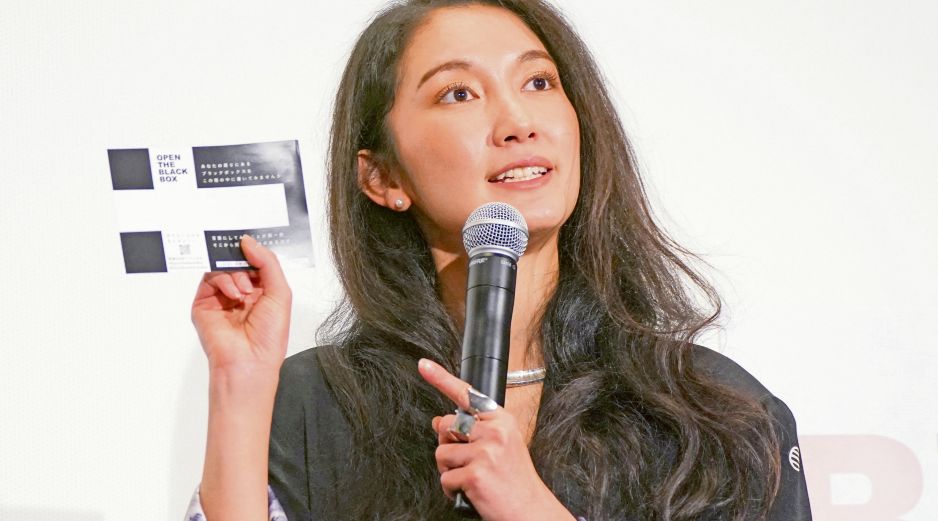 Shiori Ito habla durante el primer día del estreno en Japón del largometraje “Black Box Diaries”, en Tokio. AFP