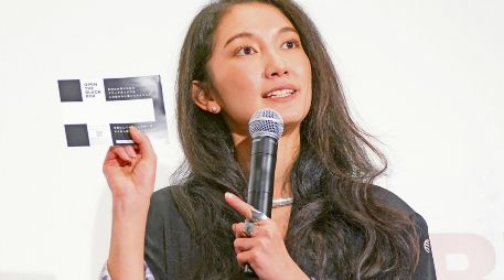 Shiori Ito habla durante el primer día del estreno en Japón del largometraje “Black Box Diaries”, en Tokio. AFP
