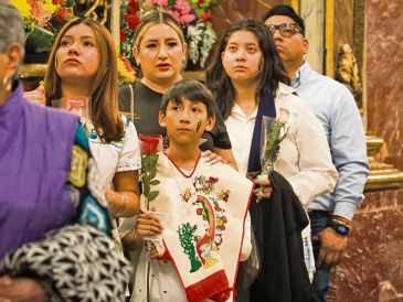 Cientos de familias acudieron al Santuario de Guadalupe para pedir protección y seguridad, cargando esperanza entre veladoras y flores. EL INFORMADOR/ J. Acosta