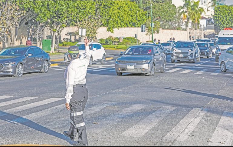 Policías viales supervisan el flujo vehicular en distintas avenidas de la Zona Metropolitana de Guadalajara para reducir congestionamientos y reforzar la seguridad. E INFORMADOR/A. Navarro