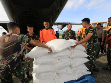Militares cargan víveres para entregar a los damnificados. EFE/H. Simanjuntak