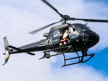 El espectáculo se lo robó Santa Claus, quien llegó a bordo del “Halcón”. EL INFORMADOR / A. Navarro