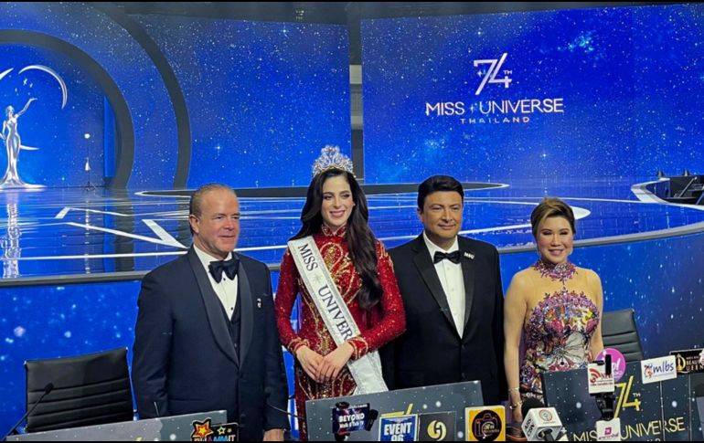 En la imagen de izquierda a derecha al presidente y copropietario de Miss Universo, Raúl Rocha, junto a la mexicana Fátima Bosch, el guatemalteco Mario Búcaro y la tailandesa Teresa Chaivisut. EFE / ARCHIVO
