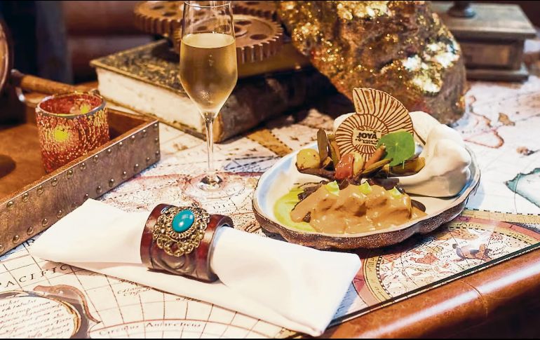 Meteor. Costilla de res braseada que llega a la mesa como una roca, un plato fuerte que combina teatralidad y cocina de autor. ESPECIAL