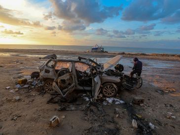 Así quedó el vehículo bombardeado por el Ejército israelí en Gaza. M. Saber