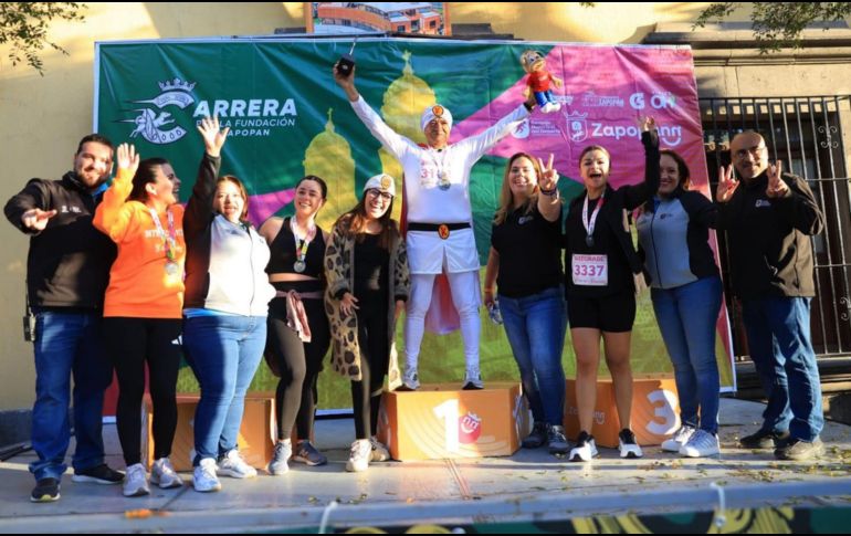 Hubo espacio para el reconocimiento emotivo a Pedro Alatorre “Kalimán”, quien cumplió su carrera número 530 de 10 kilómetros. ESPECIAL / Comude Jalisco