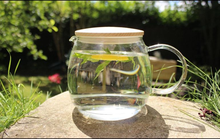 Optar por agua natural, agua mineral sin azúcar, infusiones sin endulzar o jugos naturales en pequeñas cantidades es una manera más saludable de sustituirlos. PIXABAY