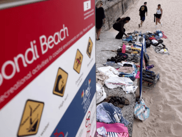La imagen muestra las pertenencias de miembros de la comunidad judía se ven en el lugar de un tiroteo en Bondi Beach, Sídney. AFP