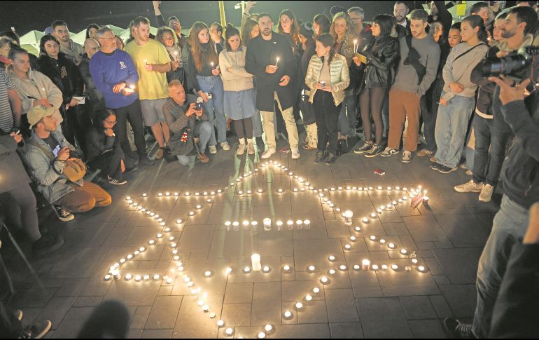 Se montó una vigilia en los alrededores del sitio del atentado. EFE