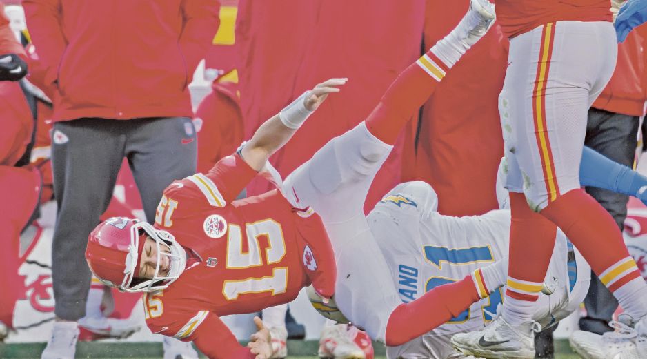 Patrick Mahomes sufrió rotura de ligamento anterior cruzado de la rodilla izquierda. AP