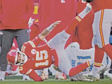 Patrick Mahomes sufrió rotura de ligamento anterior cruzado de la rodilla izquierda. AP