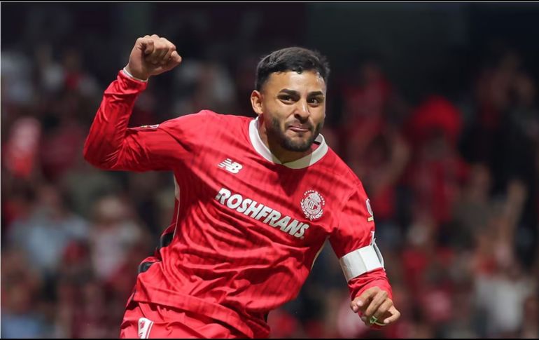 Fue en los penales donde Vega brilló con luz propia: cobró con calma y precisión dos penales cruciales, incluyendo el definitivo que selló el título y coronó a Toluca como bicampeón de la Liga MX.  IMAGO7