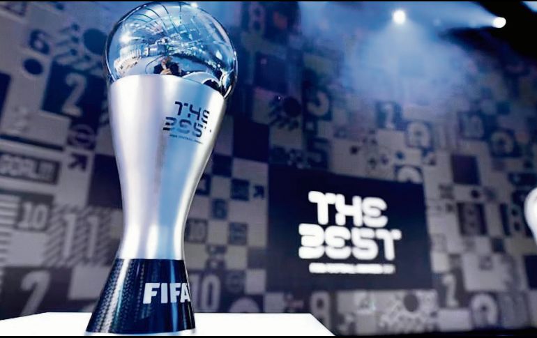 Ousmane Dembélé, delantero del PSG, es el principal candidato para llevarse el galardón. AP