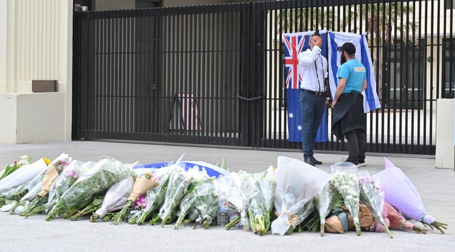 Según las investigaciones preliminares, las autoridades creen que padre e hijo actuaron de manera independiente y que estuvieron influidos por ideología vinculada al Estado Islámico. EFE/EPA/M. Tsikas