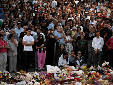 Australia está de luto después de que unos hombres armados abrieran fuego en Bondi Beach, matando al menos a 15 personas en un ataque contra las celebraciones del festival judío de Janucá. EFE/B. de Marchi