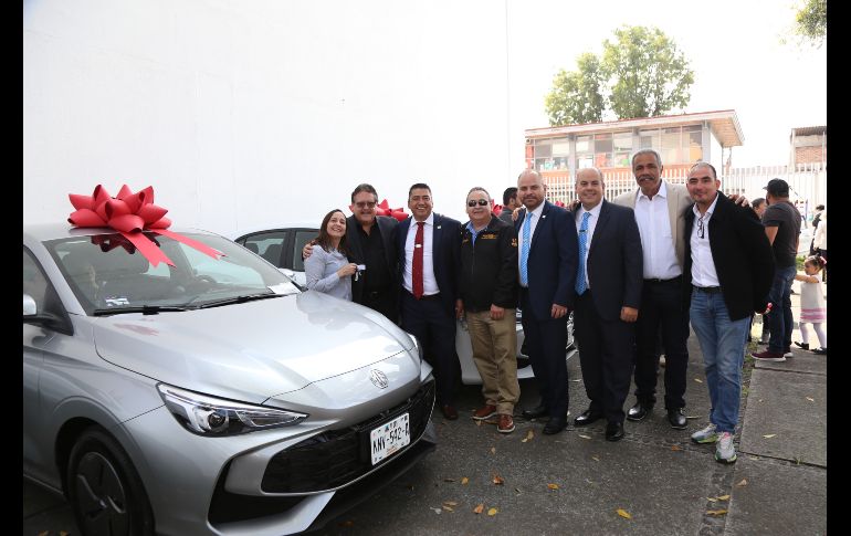 Entrega de automóvil a socio beneficiado. CORTESÍA.