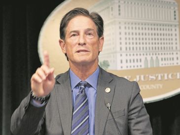 Nathan Hochman. El fiscal de distrito de Los Ángeles confirmó que la acusación contra Nick Reiner incluirá el uso de un arma letal y la agravante de múltiples homicidios. EFE