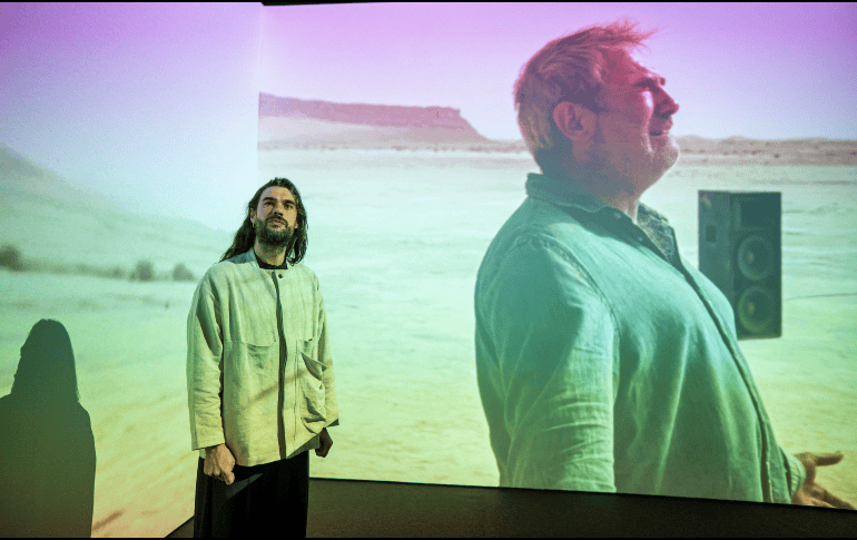 El cineasta gallego Oliver Laxe, ante la instalación 'Oliver Laxe, HU/هُوَ. Bailad como si nadie os viera', parte de la investigación y de las grabaciones de la película Sirāt, Gran Premio del Jurado en Cannes, 2025. EFE/ Fernando Villar