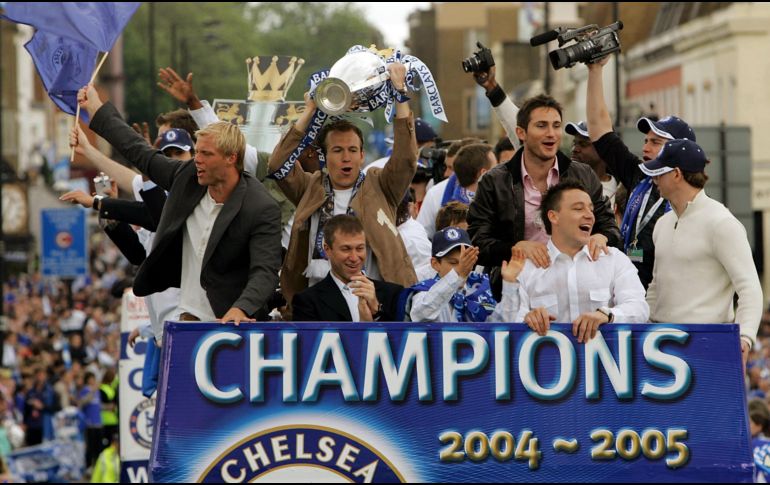 Con Roman Abramovich (segundo de izquierda a derecha, abajo) como dueño, el Chelsea vivió su mejor época y ganó cuatro títulos continentales: la Champions League en 2012 y 2021 y la Europa League en 2013 y 2019. AFP / ARCHIVO