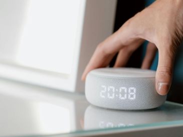 Más allá de pedir el clima o la hora, Alexa cuenta con comandos ocultos que muchos usuarios no conocen. CANVA