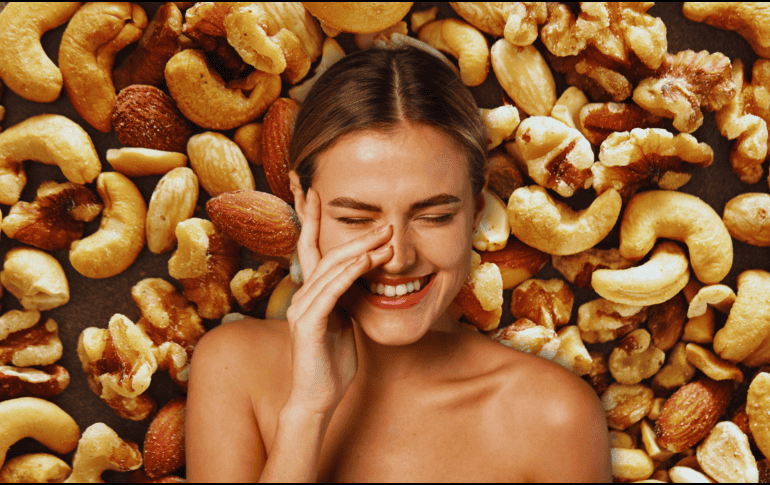 A través de los alimentos también podemos colaborar con el mantenimiento de la piel y los frutos secos se destacan entre los más adecuados. ESPECIAL / CANVA