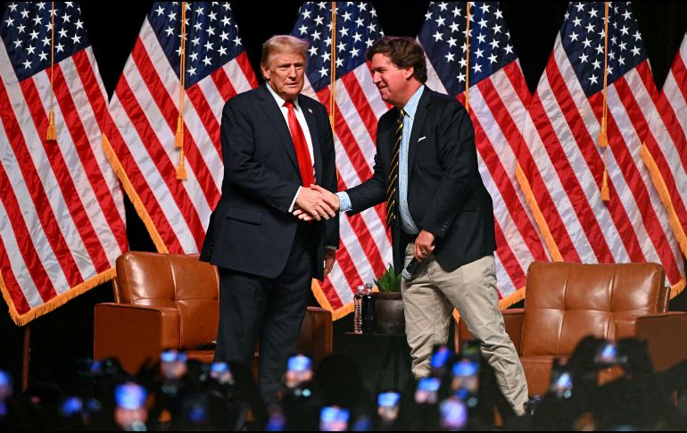 El presidente Donald Trump, junto al presentador Tucker Carlson, en una imagen de archivo. AFP